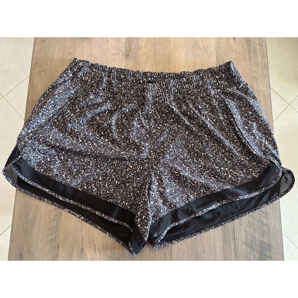 Athleta Printed Mesh Racer Run Short 4" Small Black/White/Grey Size XL